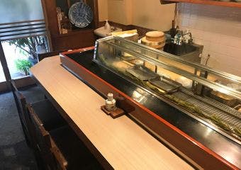 カウンター8席の空間で繰り広げられる極上の【握り】から提供される寿司の数々を是非ご堪能下さい。