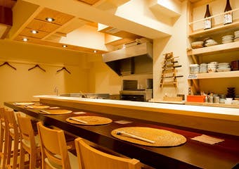 日本の四季が織りなす旬の味を見目美しい一皿へ。多彩な料理と地酒で心を癒す大人の隠れ家です。