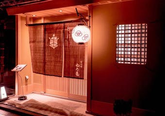 木の暖かさに包まれた洗練された空間で、丁寧な職人技に彩られた「本物の京料理」をお愉しみください。