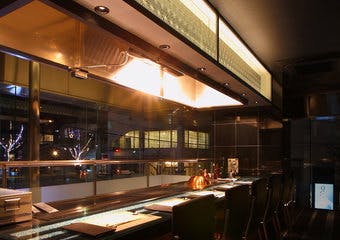 神戸ビーフなど、地元の新鮮素材を使用した美味しい鉄板焼きを魅惑的な空間でお楽しみください。
