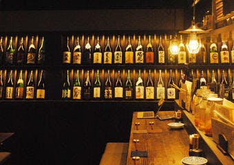 徹底的に素材にこだわり、素材を活かす至極の炉端料理。日本酒は個性と気分にあわせて「炉端の佐藤」ならではの一番美味しい温度で提供いたします。
