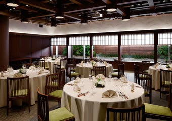 バンケットは、琵琶湖ホテル内の天井の高い和モダンスタイルのパーティールーム。外の庭は和庭園も広がり、緑あふれる開放的な空間です。