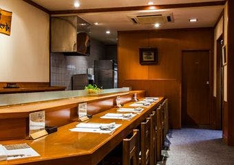 住宅街の一角にある隠れた名店「鮨 おさむ」。九州近海で獲れた魚介類を中心に旬の食材を使った握り寿司が人気の寿司店です。