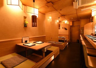 都会の喧噪を感じさせない大人の空間で、日本料理を愛して40年の主人による、大阪伝統の味と京料理の華やかさを兼ねそなえたお料理をご堪能ください。