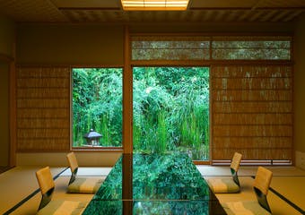 八坂神社近く高台寺の緑に包まれた清閑な地に菊乃井本店はございます。京都の四季の風雅、四季が恵んでくれるおいしさを是非お楽しみ下さい。