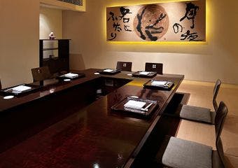 京町家の落ち着きのある雰囲気の店内で、旬の食材を使って丁寧に調理された京都らしい上品なお料理をゆっくりとご堪能していただけます。