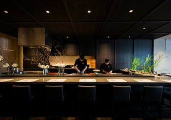 北海道ブランドの魚介類を芸術性高く握る“蝦夷前寿司”、食材の持つ味にこだわる炙り焼き“炙りバル”「寿司と炙り焼き イル オナイ」。