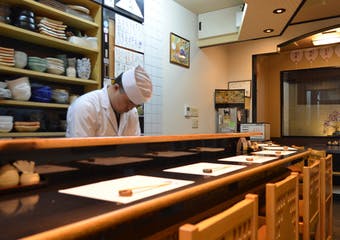 都・祇園の地で、肩肘張らずにリラックスしながら江戸前と関西の技が融合した寿司をお楽しみいただけます。