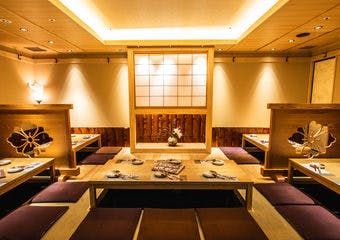 かつをやはちきん地鶏などの豪快な「藁焼き」が楽しめる藁焼き専門店が、新宿東口に登場。旬の素材を生かした土佐郷土料理が味わえるお店です。
