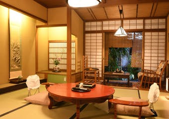 京都の今昔を一度にご堪能できる贅沢な空間“晴鴨楼”ここにしかない特別なひと時をお過ごしください。