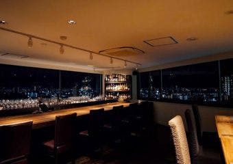 大阪湾が一望できる夜のパノラマビュー＆自慢の”特選和牛赤身肉の塊焼きのビステッカ”と共に200種類を超える当店自慢のワインたちを堪能あれ。