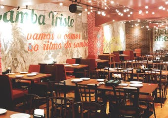 仕切りがなく開放的な空間で、旨味が溢れる名物シュラスコや本格ブラジル料理と共に100種類以上のドリンクもお愉しみいただけます。