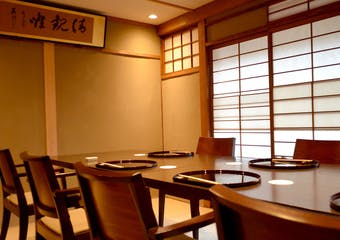 京都で30余年…堅苦しさのない温かみのある京町家で、職人技と厳選素材が作る素材の味を生かした寿司割烹を心ゆくまでお愉しみください。
