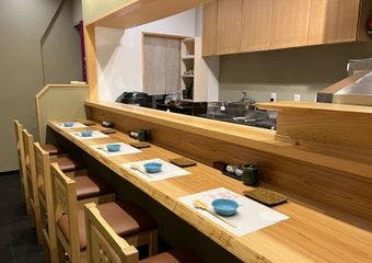和モダンな雰囲気の店内で、天ぷら・季節の懐石等、職人が紡ぐ京の味覚をご堪能いただけます。
