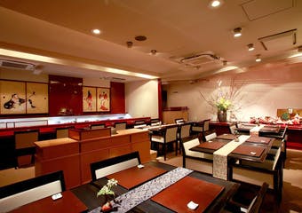 お部屋の装飾、器の選定、季節のしつらえ、そしてお客様へおもてなしの心を大切に、本場京都の懐石料理を提供いたします。