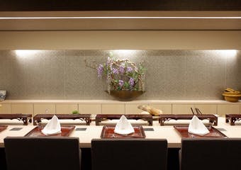 白木を基調とした落ち着いた空間で赤酢の江戸前鮨堪能する、京都のお米と全国各地の選び抜かれた旬の鮮魚,日本酒。大人の空間をお約束します。