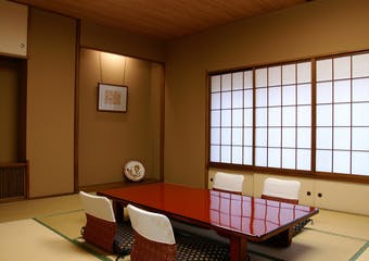 花ぶさは昭和39年の創業。昔ながらの趣を大切にしたしっとりとした佇まいの店内で、正統派の日本料理を存分にお楽しみ下さい。