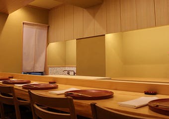 宝町駅・新富町駅より徒歩3分の日本料理店。お料理は、季節の食材を使った約10品のコースをご用意しております。