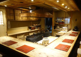月替わりのコースは自然の恵みをいっぱいに浴びた食材に、長年京都で育まれてきた文化と真心を加えた季節のお料理をご提供いたします。