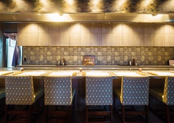 和の風情を感じられる空間で、神戸の地酒とともに独自の“6面焼き”で旨味を閉じ込めるステーキを存分にお愉しみください。