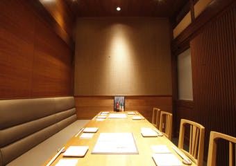 宮崎料理の老舗、創業80年の「万作」。本場宮崎の食材を使用した、こだわりの宮崎名物料理をお楽しみいただけます。