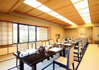 福岡は桜坂の高台に佇むモダン和風な近代料亭で、四季を感じる懐石料理に舌鼓。接待やお顔合わせ、会食にも。