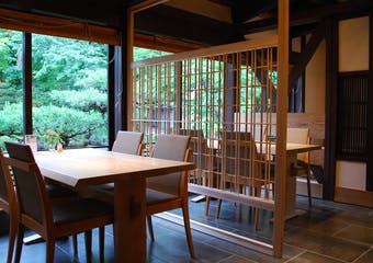 自然美溢れる里山の中にある料理旅館で、京野菜・自家菜園野菜・山菜など、旬の素材を調進した季節を彩る懐石と厳選された京の地酒を堪能ください