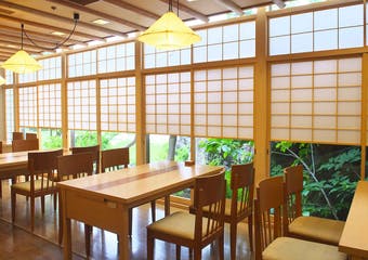 料理長がひとつひとつ、丁寧に工夫を凝らして作り上げる日本料理。日本料理を通して四季を感じられる当店で、贅沢なひと時をお過ごしください。