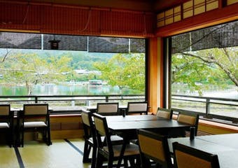 嵐山の代名詞でもある渡月橋に店を構えております。春夏秋冬、様々な表情を魅せる嵐山で、京都の旬食材を活かした伝統の京料理をお愉しみください。
