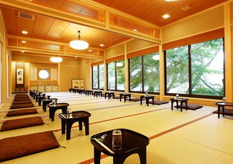宇治川を背に、平等院鳳凰堂のほとりにたたずむ「京料理 竹林」。宇治ならではの抹茶料理を本格的な懐石に織り交ぜてご提供いたします。