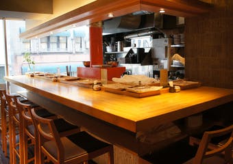 銀座8丁目にある「天ぷら 阿部」。日本料理の老舗で、天ぷらを揚げ続けた店主が揚げ手となり、本格天ぷらをリーズナブルにご提供いたします。