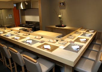 行列ができる「鮨 石島」が2016年11月にオープンした「鮨 Ishijima 新富店」。毎日仕入れる厳選された新鮮な素材をご堪能いただけます。