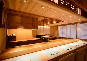 赤坂・六本木の大人の隠れ家「江戸前鮨 英」。 江戸時代から続く伝統的な江戸前鮨の技術を学び、昔ながらの手法で鮨をご提供いたします。