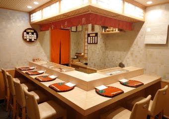 昭和34年(1959年)の開業以来、初代より培ってきた伝統技術を受け継ぎ、今日も旬の食材を活かす繊細な江戸前寿司でお客様をおもてなしいたします。