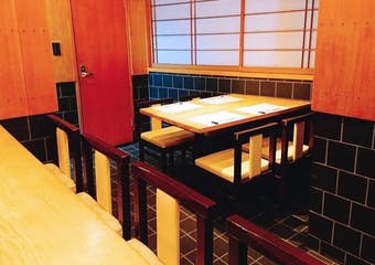 京都で修業を積んだ店主が創る旬の魚介や京野菜を使った様々なお料理を、割烹よりもお気楽に、肩ひじ張らない空間で美味しいお食事をお愉しみ下さい。