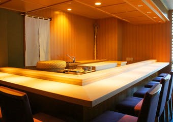 銀座・新橋から徒歩約4分。清潔感のあるモダンな佇まいの店内でお出しする江戸前寿司は、すっきり上品で軽やかな味わいです。