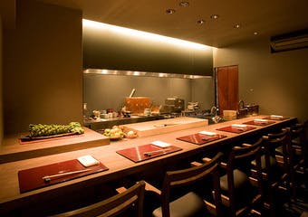 お客様との一体感や寛ぎを重視した上質な雰囲気の店内で、ゆったりと京料理をお愉しみくださいませ。