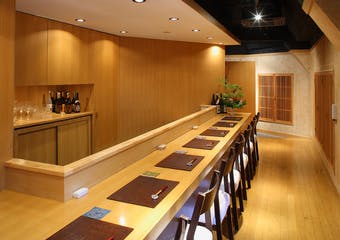 東京ミッドタウンからほど近いところにある「ひろ庵」。こだわりの日本酒やワインとともに、四季折々に変わりゆく味覚を、心ゆくまでご堪能下さい。