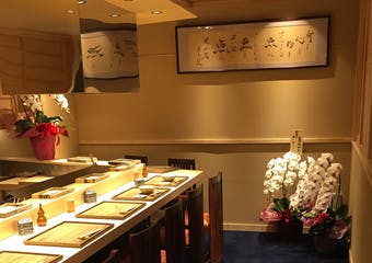 「天ぷら食って蕎麦で〆る」をコンセプトに、厳選した野菜や魚の天ぷらだけでなく、〆には喉ごしの良いそばが愉しめるお店です。