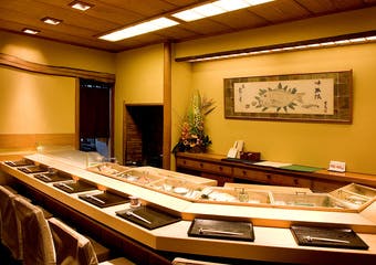 伝統的な江戸前寿司をメインに、おつまみも多数ご用意しております。中でも銀座寿司幸系の「玉子焼き」はおススメの逸品です。ぜひご賞味下さい。