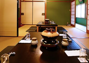 昭和4年創業当時と変わらぬ姿で客人を迎えるふぐ料理の名店で、天然とらふぐの魅力を存分にご堪能ください。
