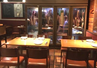 多彩な肉の旨みを愉しむ熟成肉フレンチです。美味しいジビエ・熟成肉と最高のワインを心ゆくまでお愉しみください。