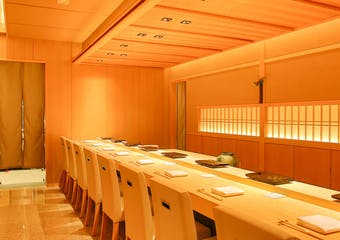 鮨らぼのおまかせ
江戸前鮨の技術を中心に、熟成寿司を楽しむ抜群のコストパフォーマンスをお楽しみください。