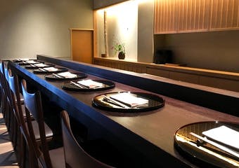 日本料理店で修行した料理人が紡ぎだす料理の数々。味覚だけでなく、視覚や嗅覚でも楽しめる奥深い日本料理をご堪能ください。