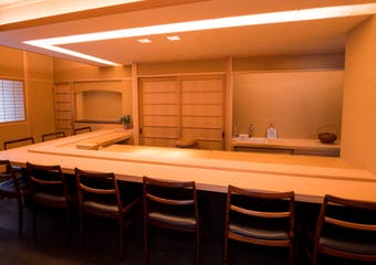 九州各地をはじめ、築地からも直送した鮮度抜群の旬の魚介を楽しむことができる「鮨 よし田」。選りすぐりの日本酒も取り揃えております。