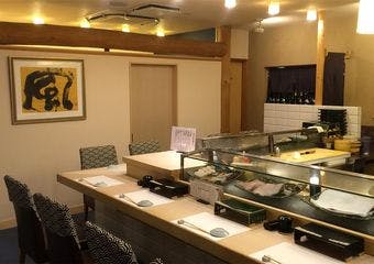 鮨はもちろんのこと、一品料理も自慢の逸品です。握り鮨、コース、ちらし寿司、丼など豊富なメニューをお楽しみくださいませ。