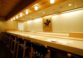 紀尾井町のホテルニューオータニ・ガーデンコート4階。豊洲のマグロ専門仲卸業者が手がける寿司店。和の優雅さが漂う大人の空間。
