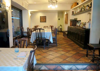 自由が丘から少し離れた緑ヶ丘にある本格的イタリアンレストラン。「額縁」にこだわった店内で贅沢なひと時を。
