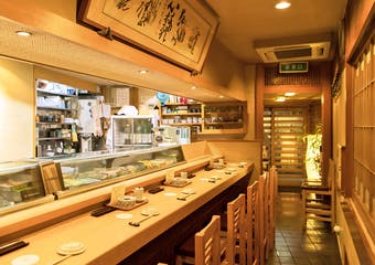 伝統ある寿司屋「すしはまもと」。旬にこだわり厳選された新鮮な食材を仕入れ、変わらぬ技術と味を皆様にお届けいたします。