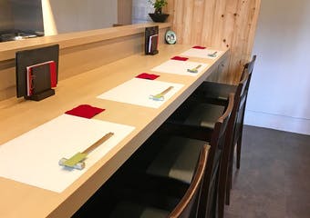 落ち着いた和空間で、厳選した季節の旬食材を使用した日本料理をお愉しみいただけます。